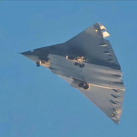 歼-36只造200架？嫌贵？一架歼-36作战效能顶三个F-35中队，带一群无人机