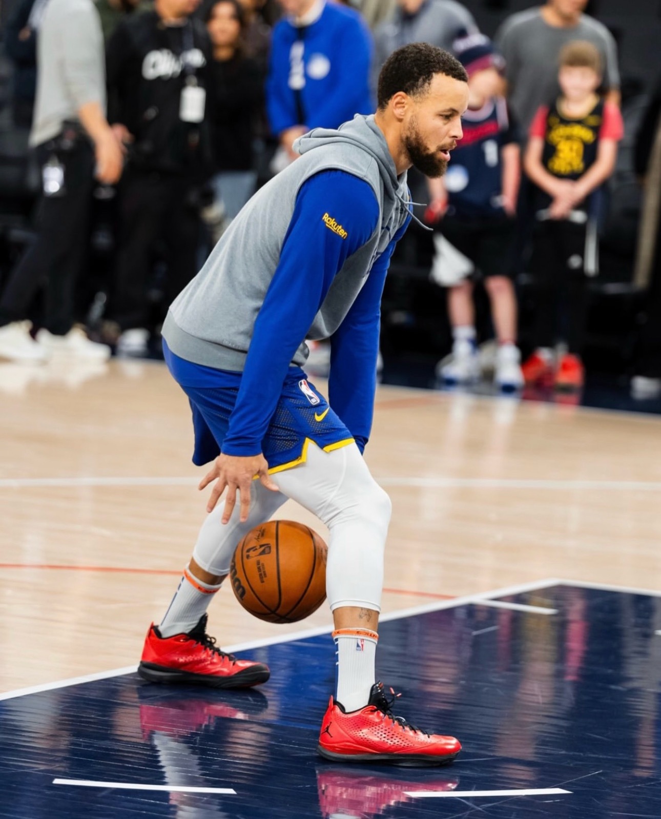 库里有心了 找到这双13年的老鞋而致敬之人保罗已经不在对面球队了保罗7代我个人感