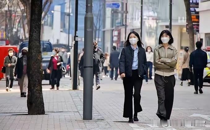 全球人口学界公认无解的超低生育困局，在韩国悄然出现温和修复迹象。
大众普遍以为是