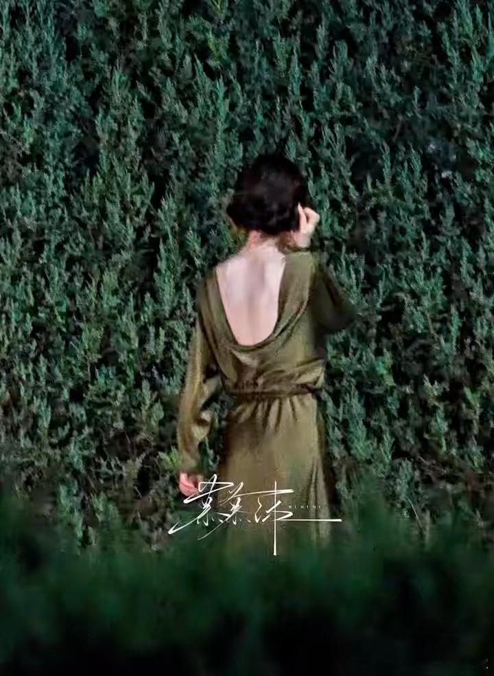 田曦薇的背部线条格外吸睛。肩颈舒展，背部紧致薄而有力，蝴蝶骨线条利落，露背礼服造
