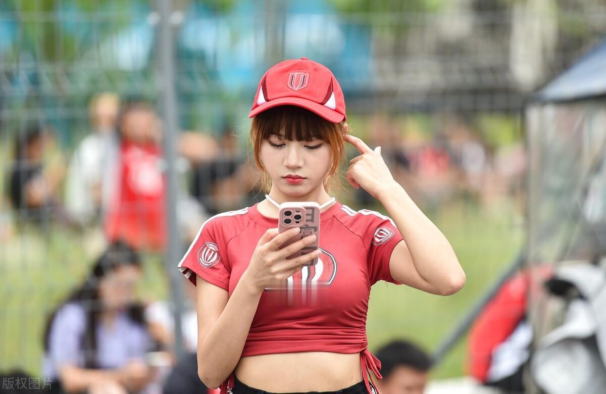 成都出美女，凤凰山外来几个……中超美女球迷。无论大小，都有韵味[捂脸][捂脸][