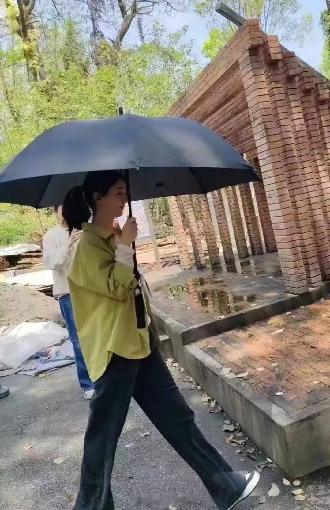 赵丽颖在川美拍戏，旁边这一面墙真的太搞笑了！笑癫了，只要能拍到赵丽颖，他们可能在