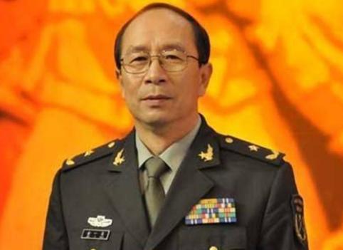 一次，彭德怀去前线慰问，偶然发现一个小战士竟然躺在路边睡着了，他过去拍了他一下，