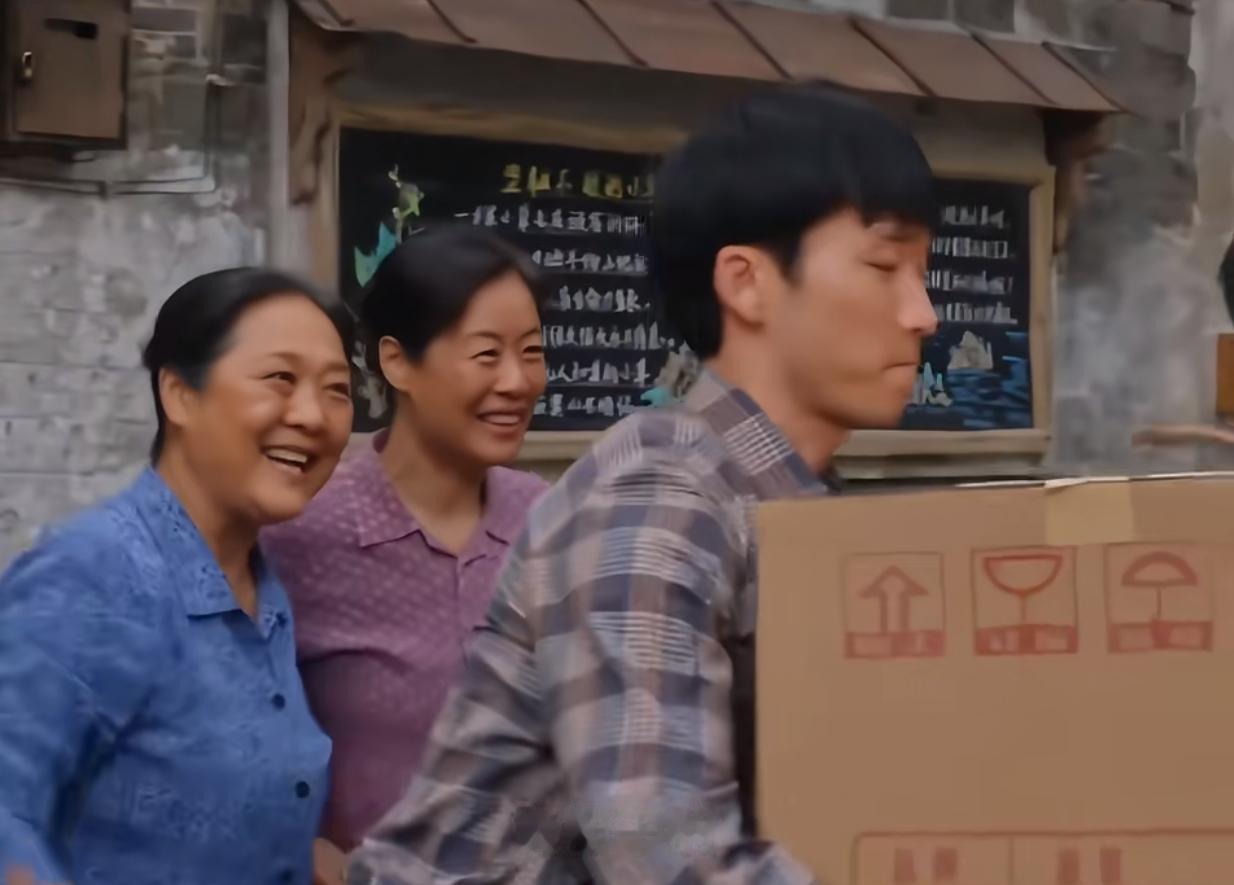这部剧含金量最高的一句话，
来着街坊邻居半真半假半是羡慕半是酸的——
“鹏飞，真