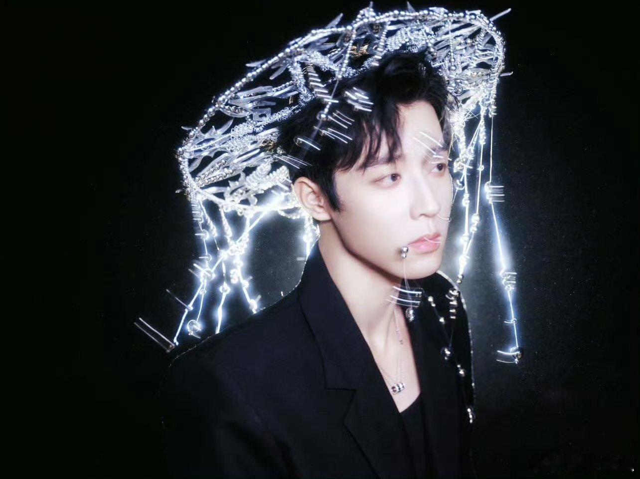  吴宇恒星光大赏鲨疯了！黑西装搭东方美学头饰，破碎贵气感拉满，生图怼脸都抗打，帅