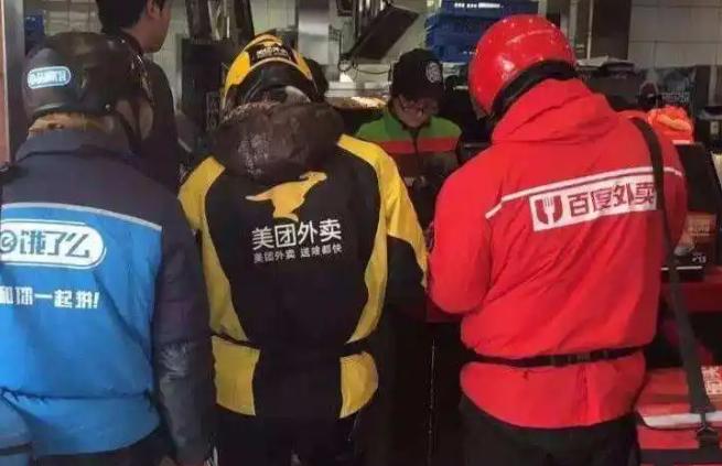 你或许听说过这样一个故事：一个年轻人，因为深夜打游戏时的一份饥饿，凿开了中国外卖