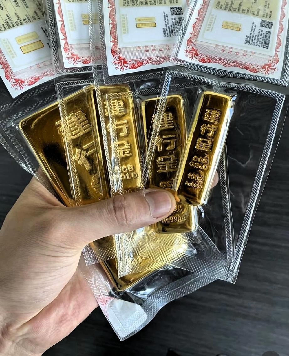 看了今天的金价，
瞬间感觉我血压都升高了，
 7月15日金价再度暴跌，从891砸