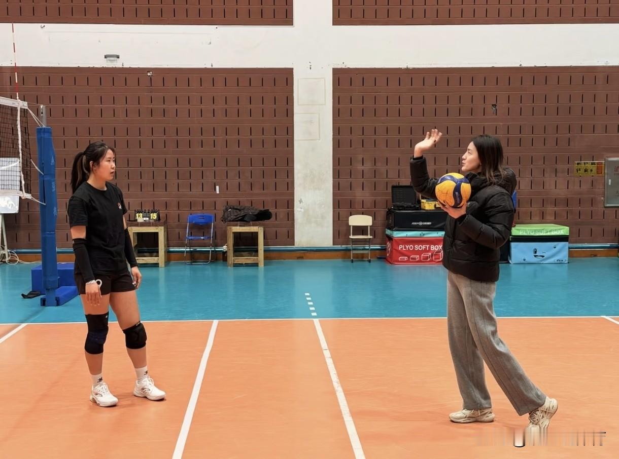 惠若琪教授邀请女排名将刁琳宇指导南师女排。看得出来，已经入职南京农业大学的刁琳宇