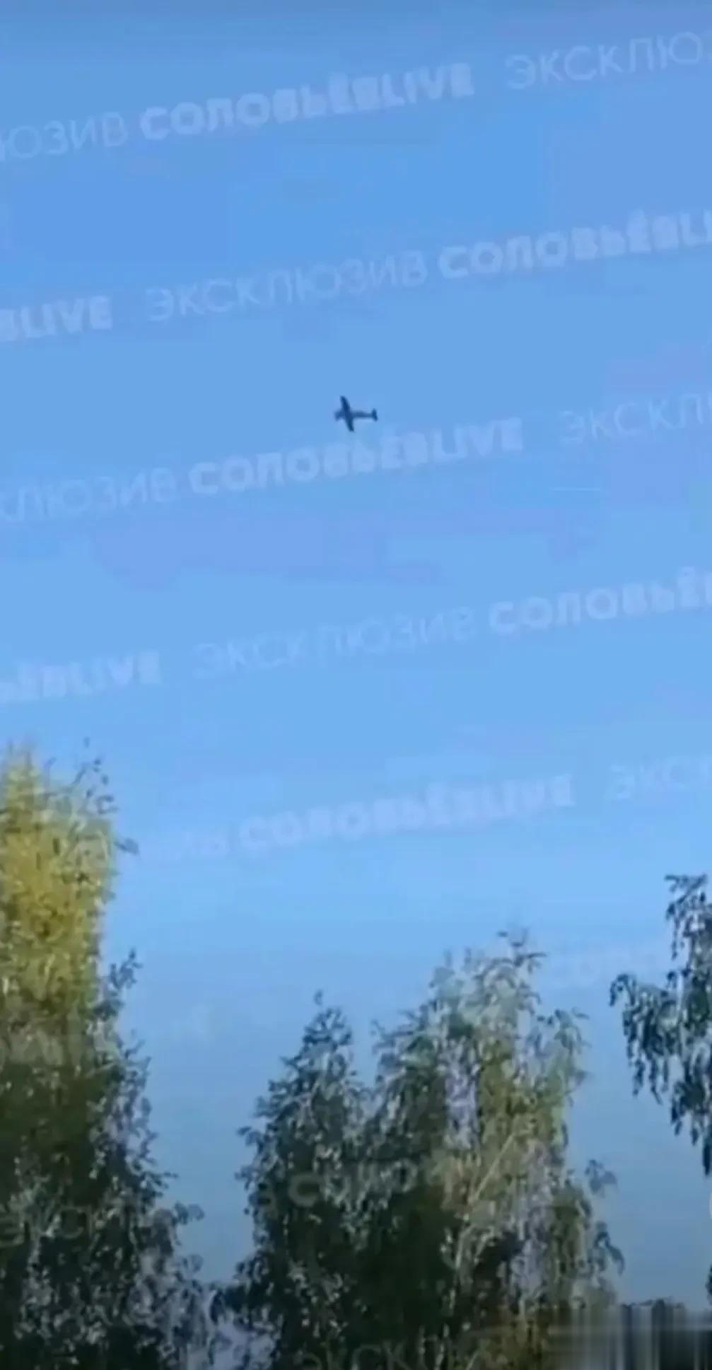 莫斯科上空又飞来一架炸弹无人机，这是白天飞临莫斯科的无人机，可能又去轰炸啥高价值