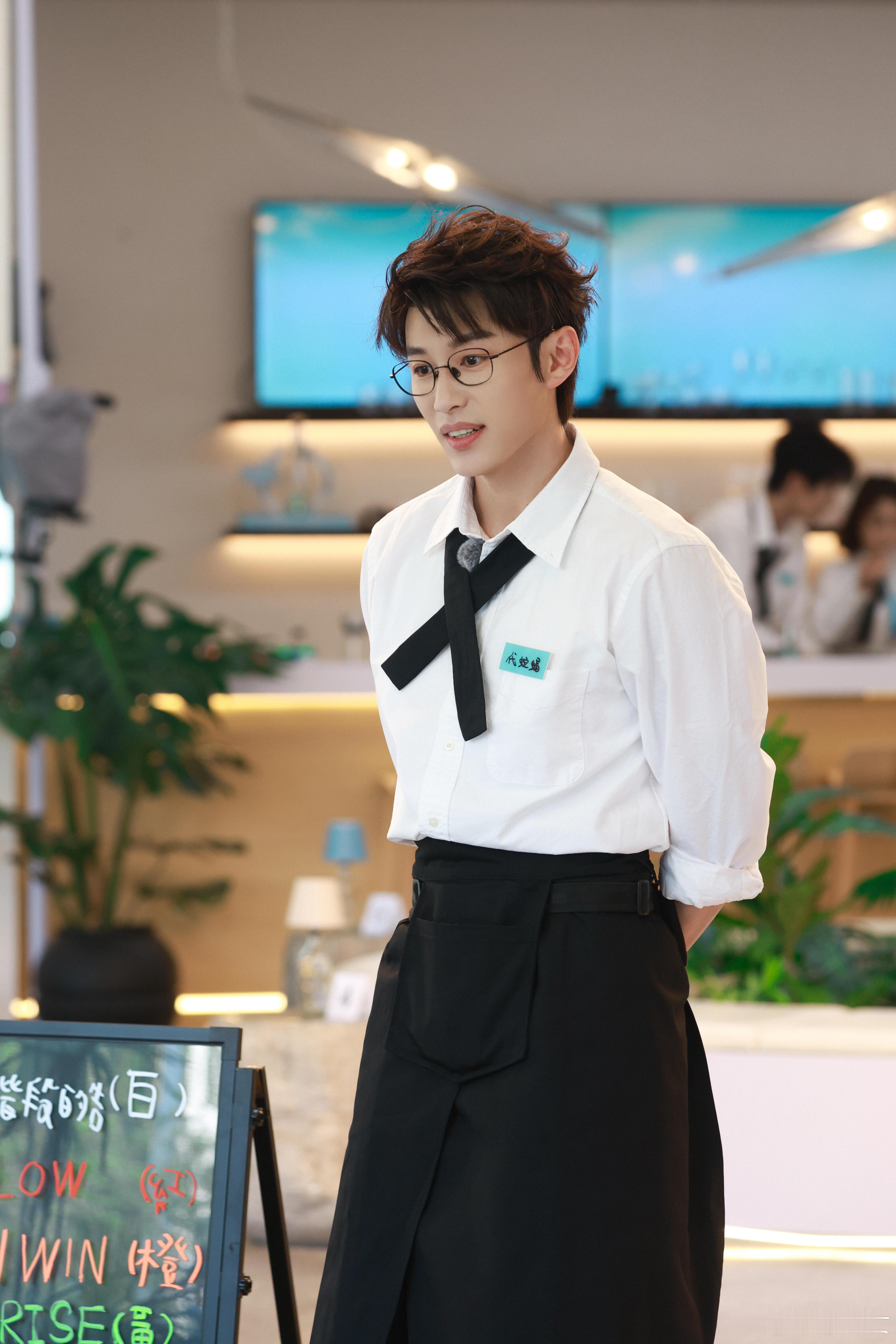 代旭自曝没戏拍时曾当录音师风华合伙人 为了靠近演艺梦想甘愿低头✨代旭在无戏可演时