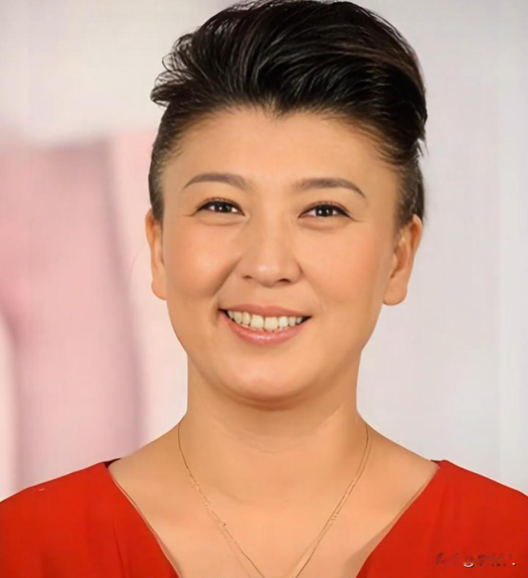 闫学晶的嘴巴呈月牙形，很爱笑很喜庆。但总觉得她面部很奇怪，一种说不出来的感觉。就