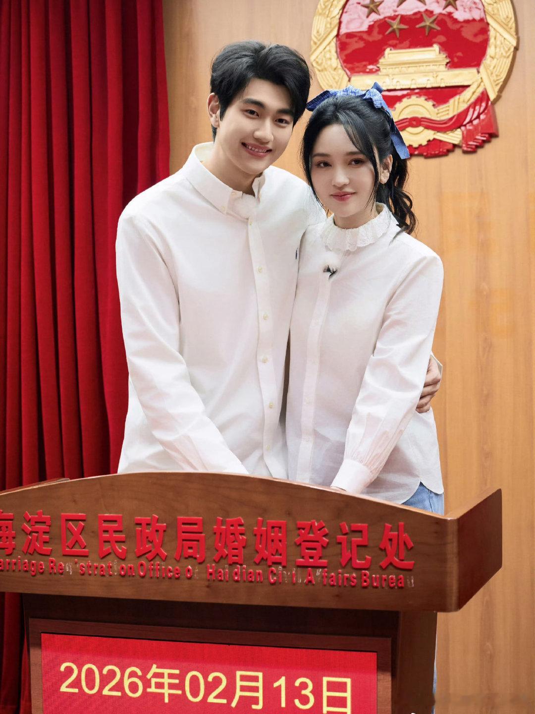 孙丞潇陪金莎逛街帮老婆拎袋子 从逛街采购到返程出行，孙丞潇事事贴心包办，务实的细