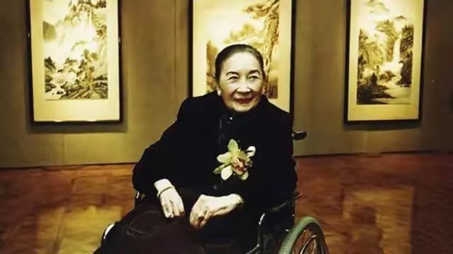 2000年，103岁的宋美龄出席画展。她虽已期颐之年，但精神矍铄。 
