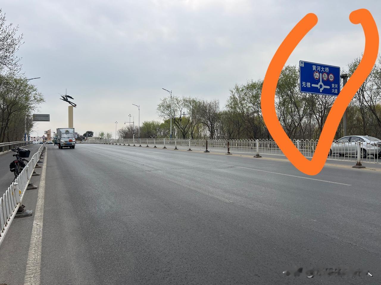 山东滨州渤海五路从北往南走，接近唐塞儿雕像的地方有个牌子，往南是黄河大桥，往西是