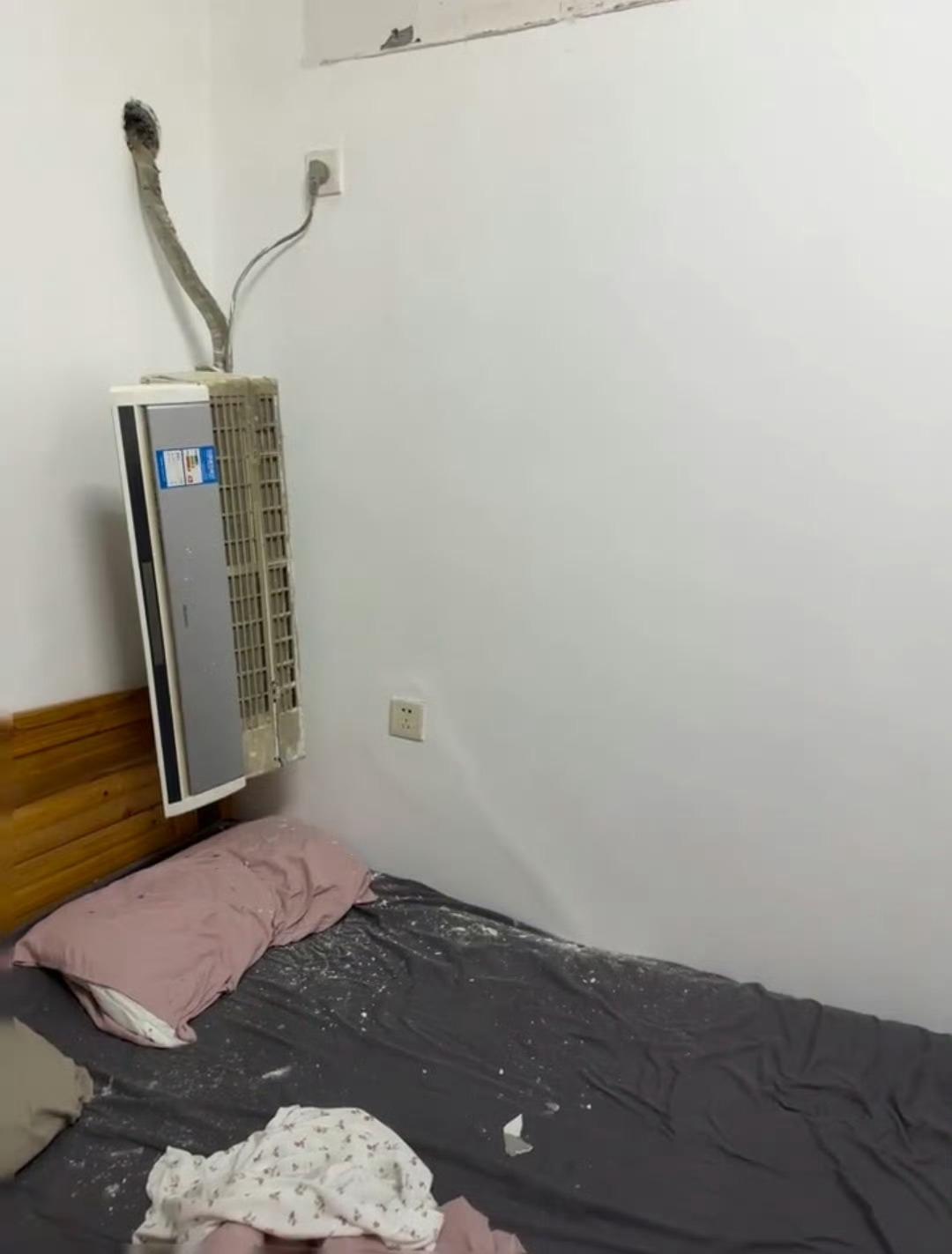 你家的床头是不是也挂着婚纱照、装饰画，或者毛绒玩偶？

先别急着说“没事”，看看