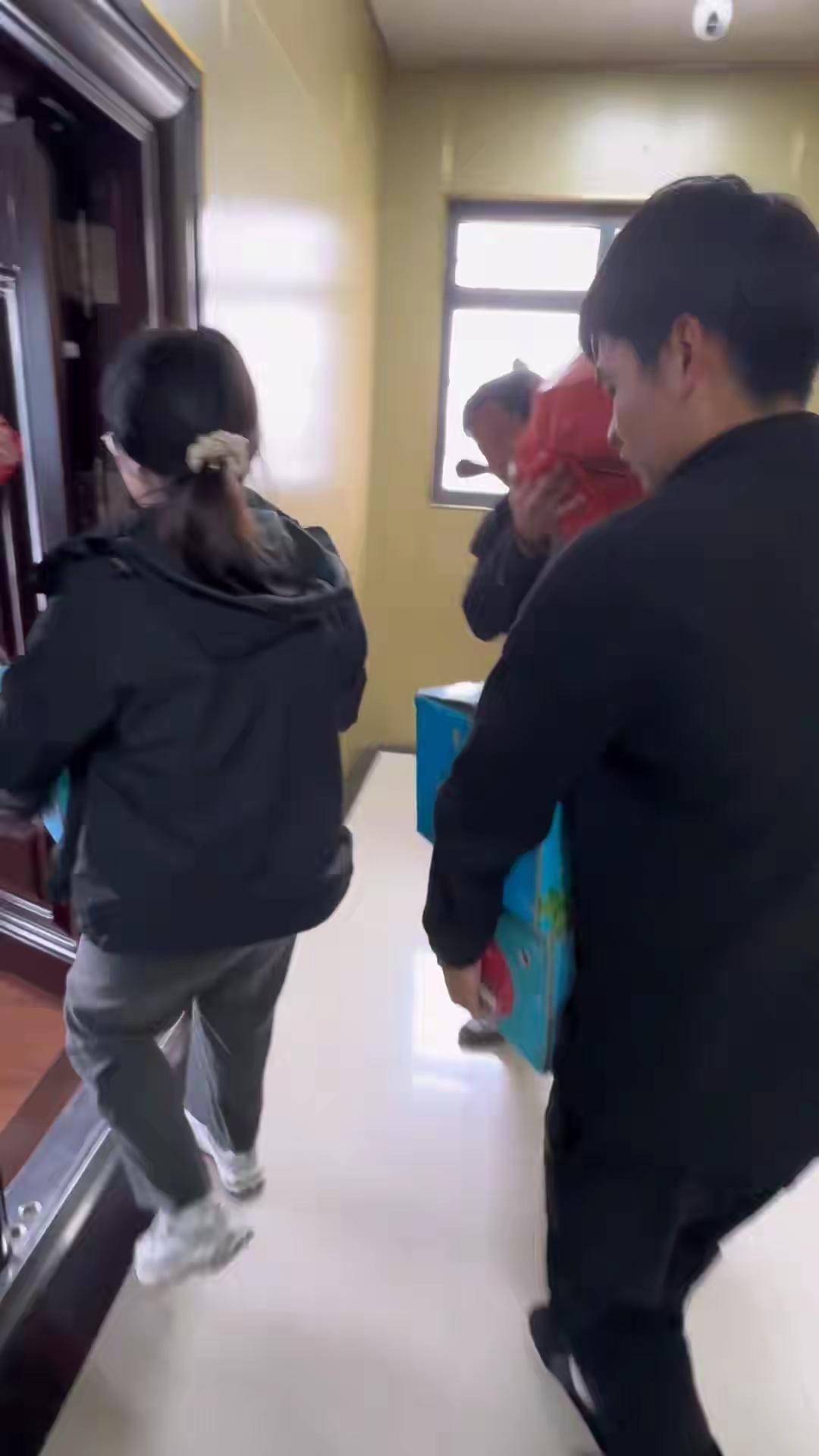 这则故事展现了人情温暖与感恩的力量，令人感动。

事件回顾：
2012年10月，