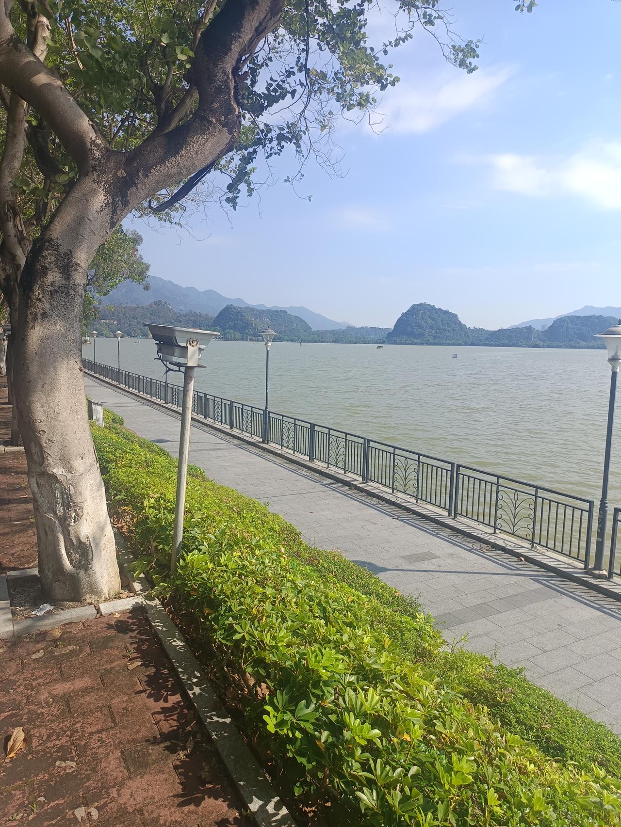 我终于知道了
十一期间确实有很多游客来到了肇庆的七星岩风景区
过了假期，却依然很