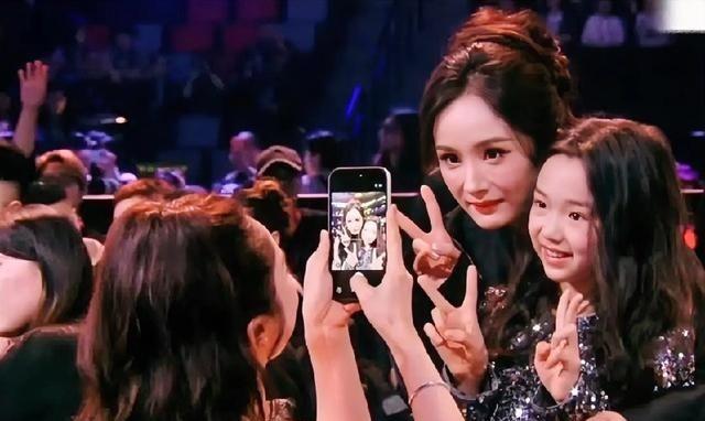 小酒窝真不是普通人能比的，人家是被半个娱乐圈看着长大的。杨幂在尖叫之夜一进场就主