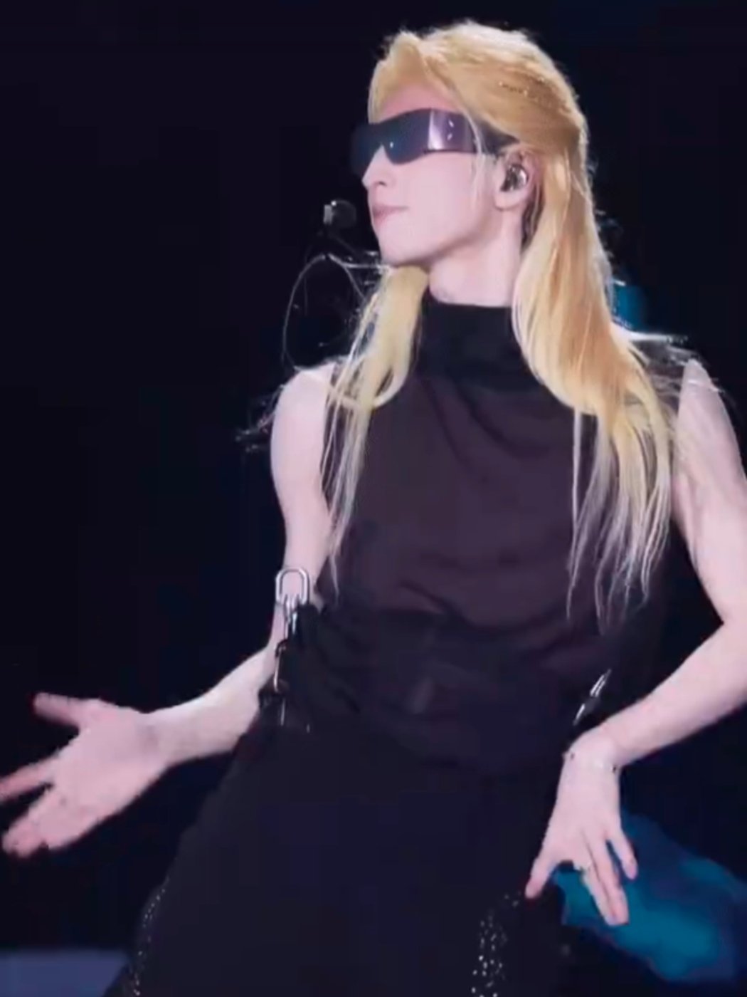 想不到吧，这是明星大侦探的蒲熠星..... ​​​