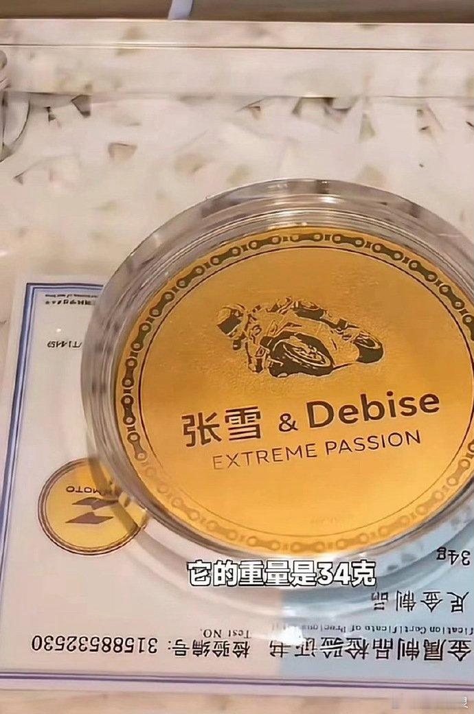 张雪与德比斯互赠礼物 张雪调侃德比斯开越野可能不如儿子天天，但机车领域绝对能打。