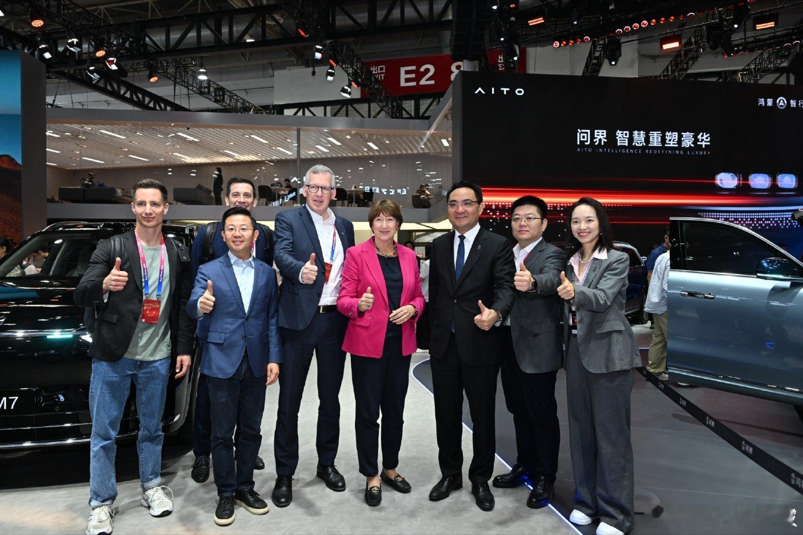 今天在问界展台见到了很多老朋友，接待了德国汽车工业协会主席Hildegard M
