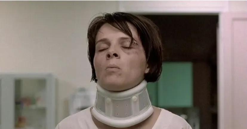 最近看了法国经典爱情三部曲之--《蓝白红三部曲之蓝》:影片中女主朱莉、有一个幸福