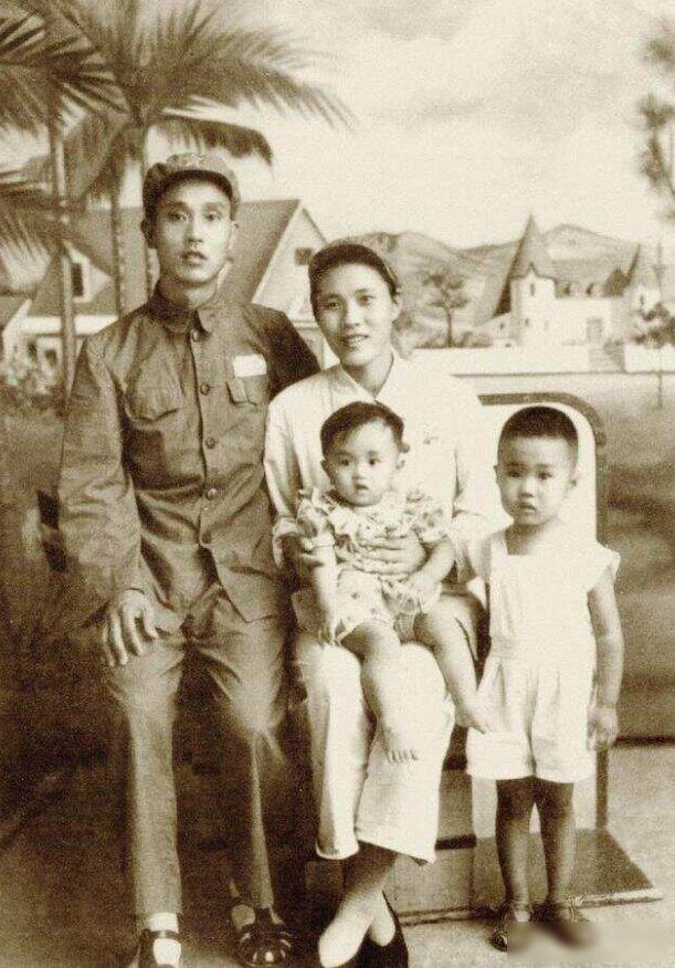 1947年，30岁的解放军师长周志坚，迎娶19岁的女护士，谁知新婚当夜，周志坚却