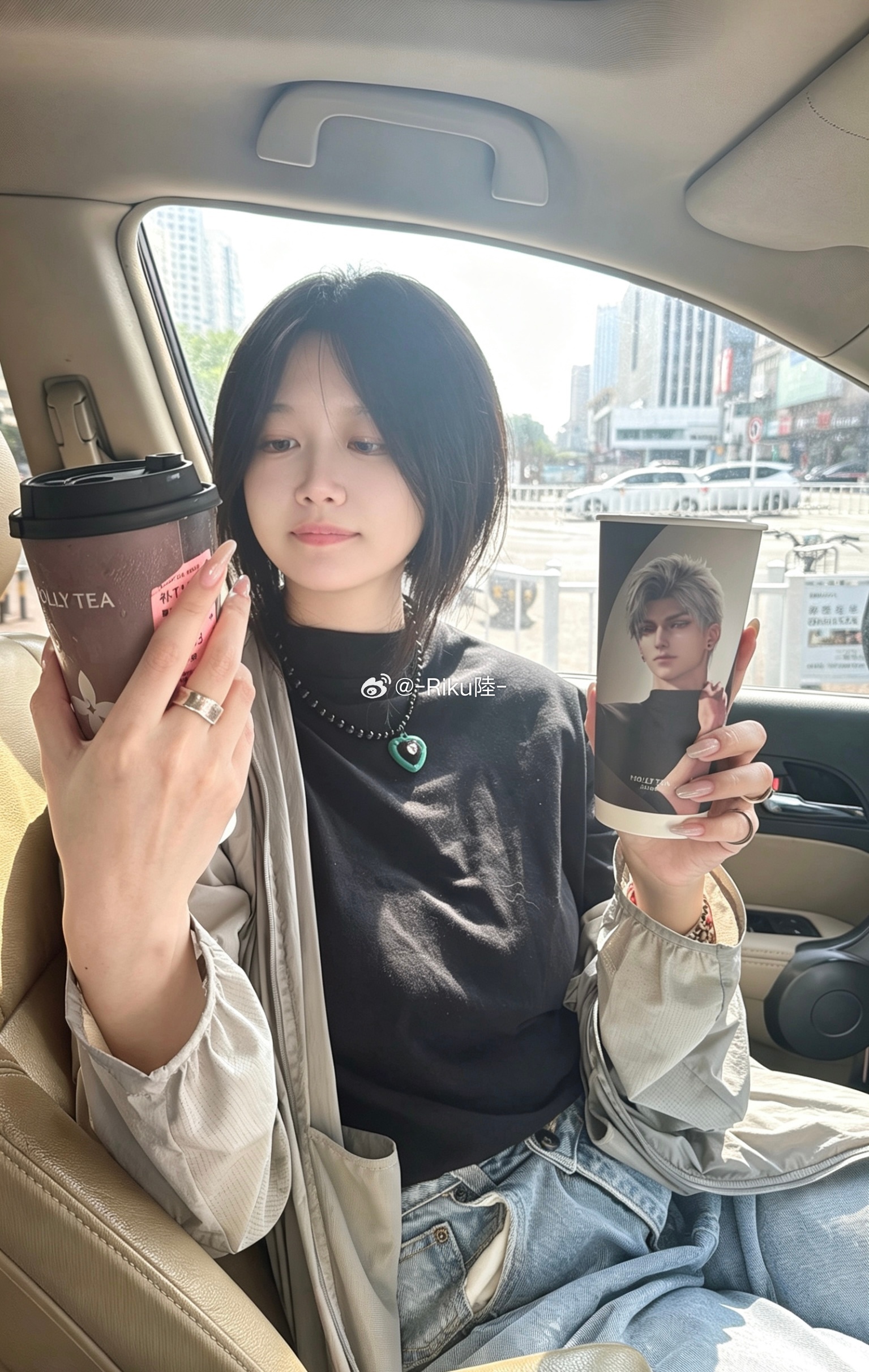 豆包修图比我自己靠谱，但我不懂豆包您为什么别的背景都没修歪唯独把我指甲修成了歪的