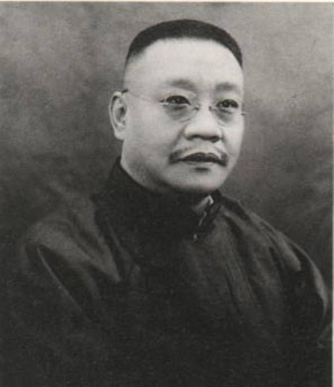 1904年，母亲站在桌边布菜，听到儿子谭延闿高中进士，手一抖，筷子滑到地面。正房