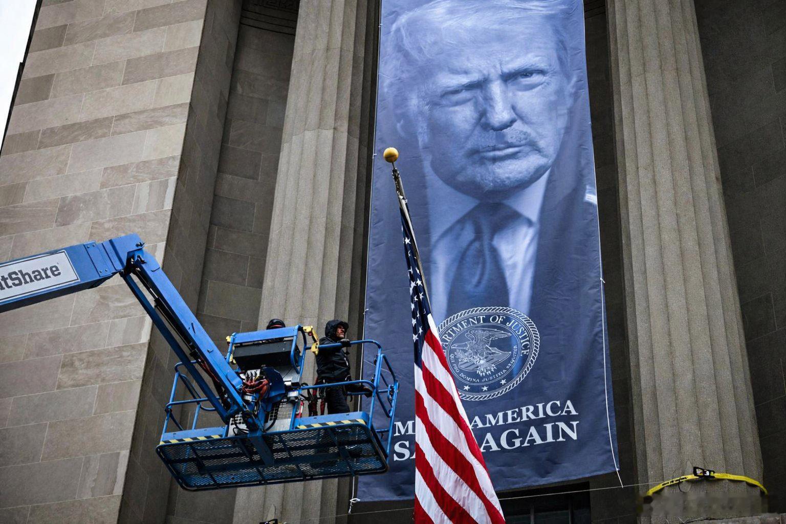 美媒，美国特朗普总统声称，他正在考虑对霍尔木兹进行有限的打击这么多象马蜂一样的飞