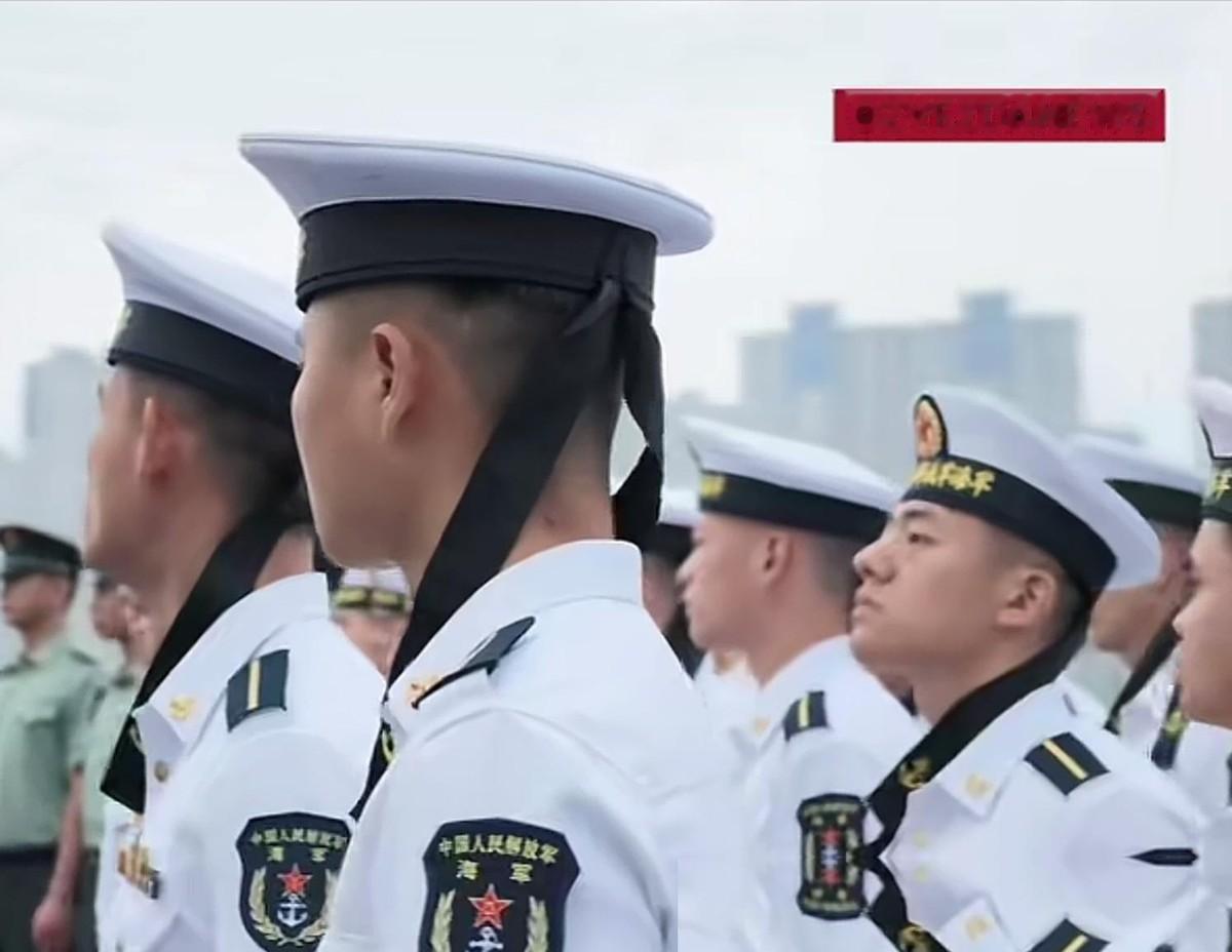 7月8日的青岛港，场面多少有点“时空交错”的戏剧感。咱们海军的小伙子们登上一艘满