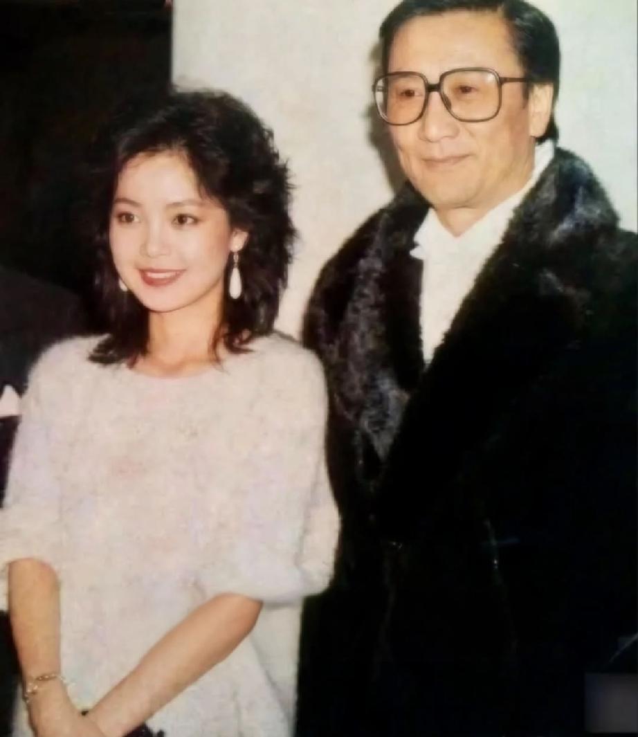 1983年的一场盛大酒会上，谢贤、狄波拉夫妇分别与邓丽君的合影。
当时的谢贤夫妇