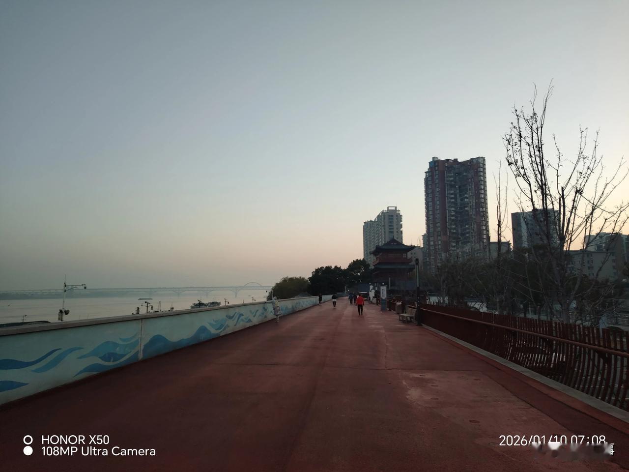 全球第六代荣放中国交付备受关注2026年1月10日长江岸边“全球第六代荣放中国交