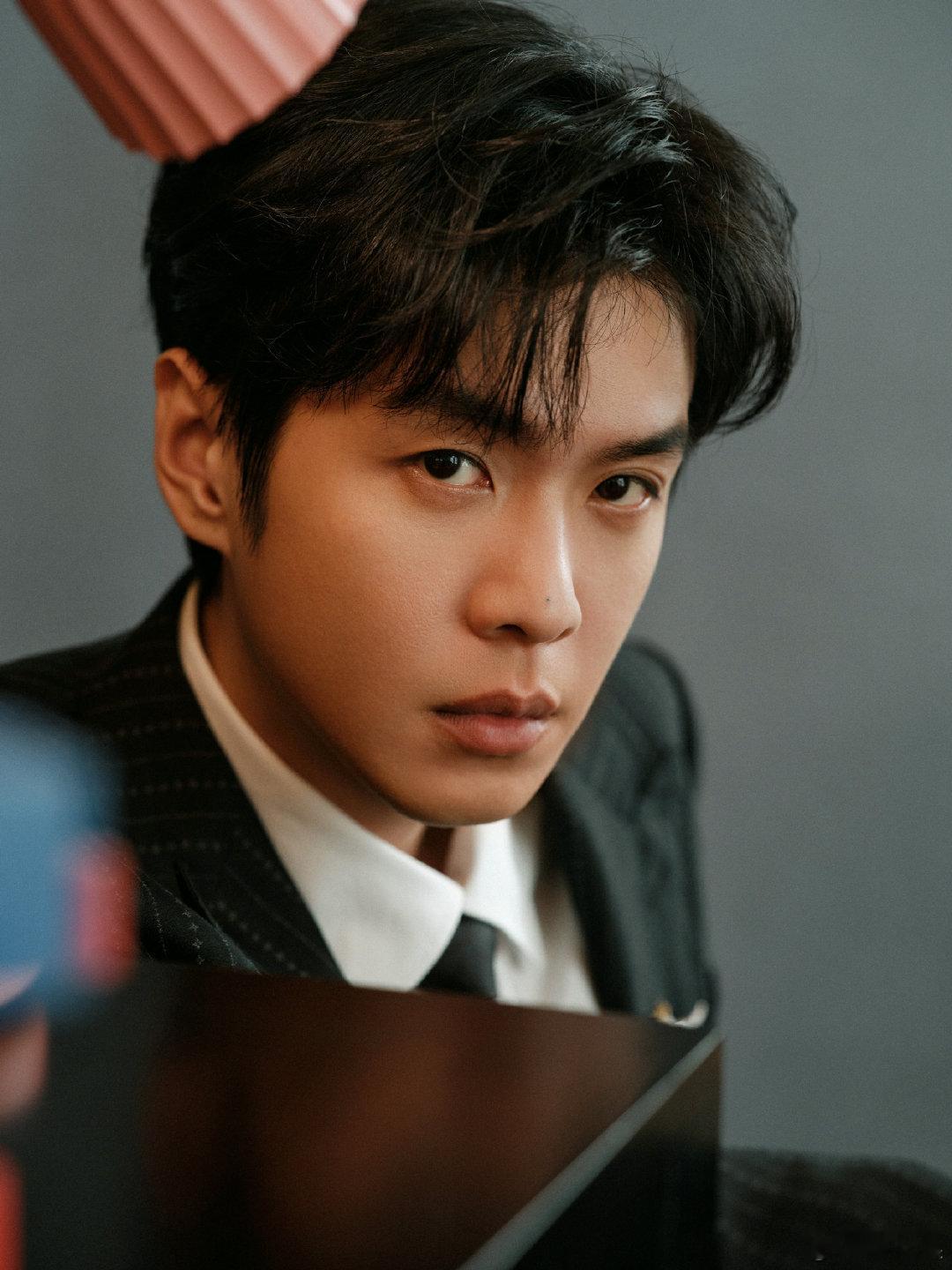 北影节内场的张若昀张若昀北影节内场状态谁被张若昀北影节内场状态戳中了？西装革履端