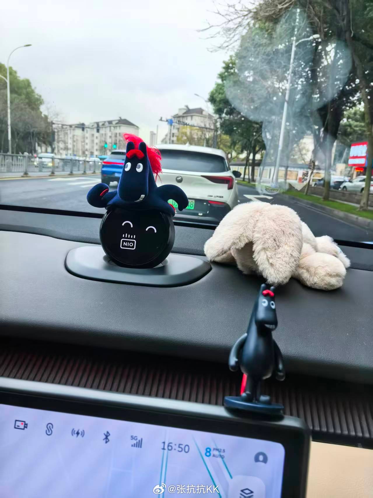 NIO Life 的马年吉祥物，装在车里的Nomi上真有喜感！ 这反差萌直接笑喷