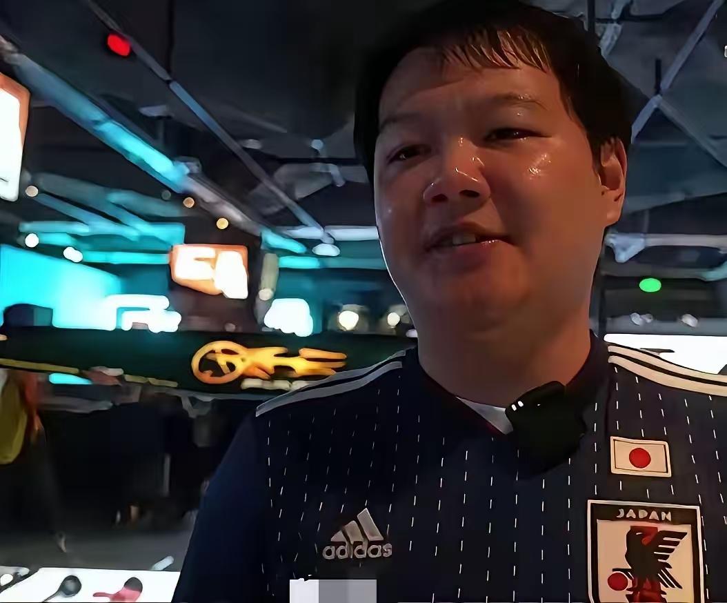 上海范先生组织球迷穿日本队球衣在酒吧看球庆贺，

外媒镜头一拍，直接引爆全网热议