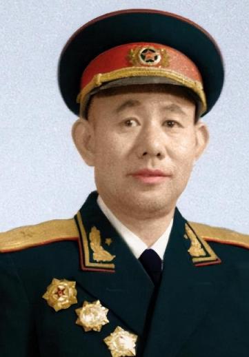1951年，一群志愿军在撤退时，猛然发现眼前狭隘的山谷中，竟出现了成千上万个美军