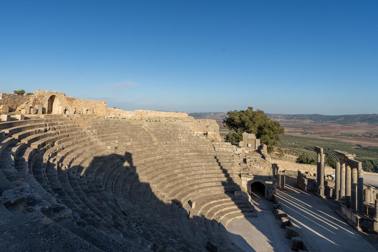 杜加古城另外一处醒目的遗址，必须是罗马剧院 (Roman Theatre)，
它