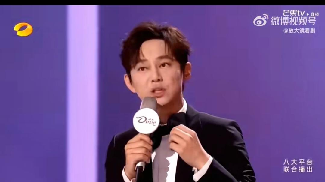 笑不活了家人们！第一次见何炅主持结巴 名场面必须封神！直播现场，夏哲轩票数落后对