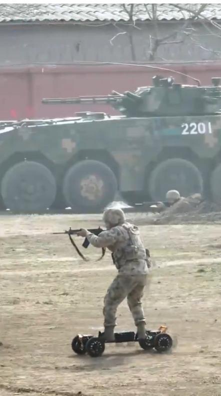 解放军踩着“电动滑板”打仗？第83集团军这波操作，把老外看傻了！


见过骑电动