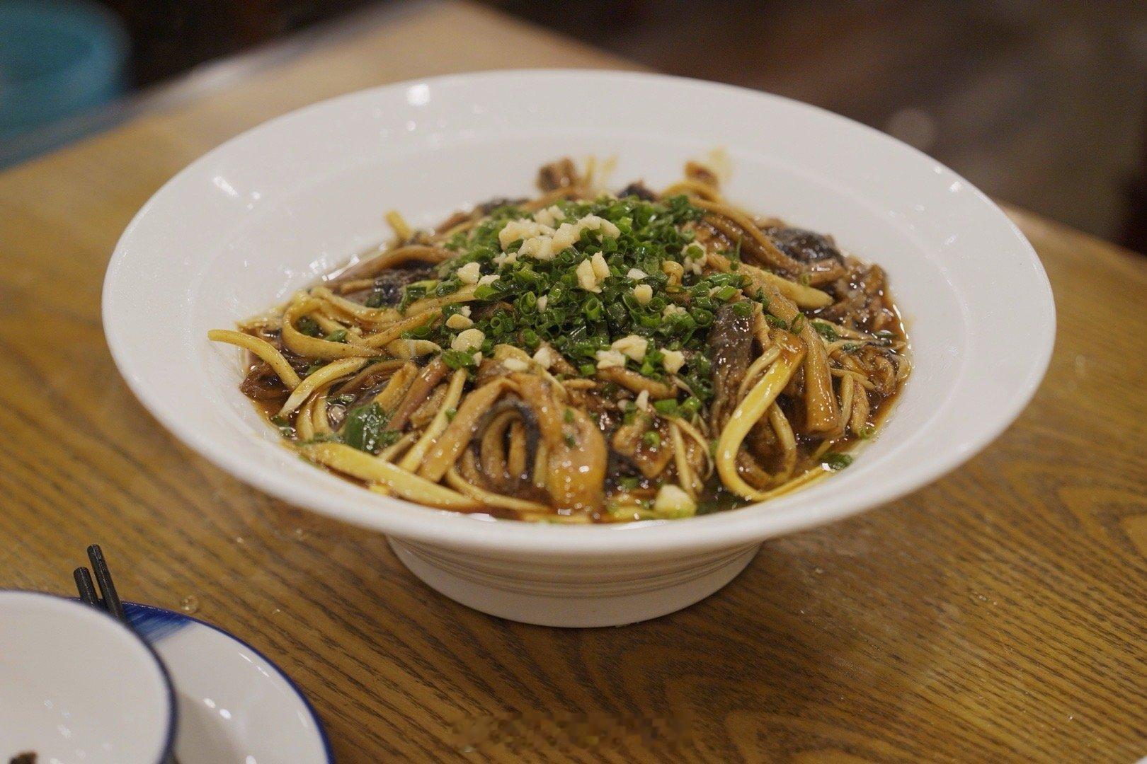 去别饮居吃了一大——盆鳝丝拌饭！！！#饮啡旅行,三餐四季# ​​​