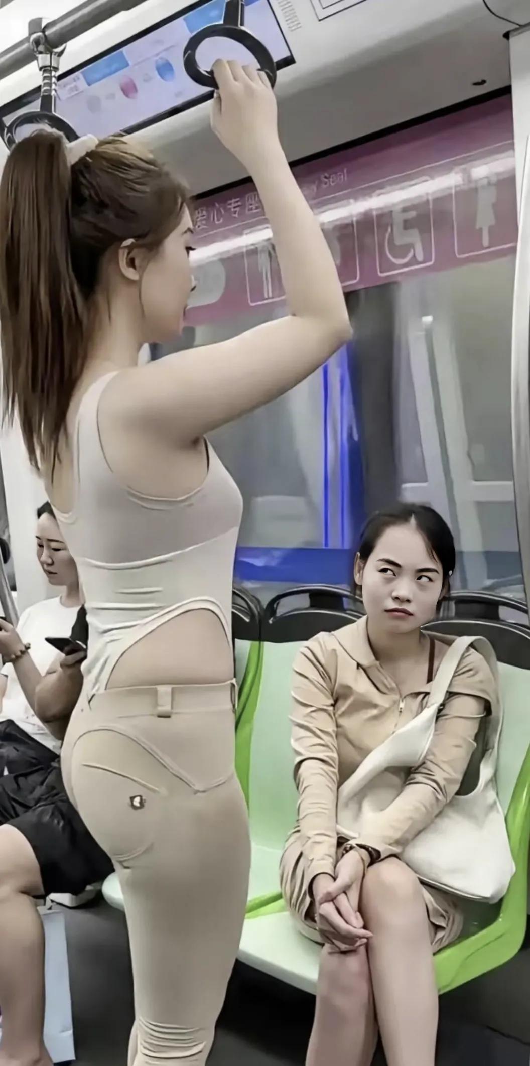 #美翻白眼了# #漂亮重要嘛#女孩漂亮很重要， 女孩长得太漂亮了也有烦恼，比如身