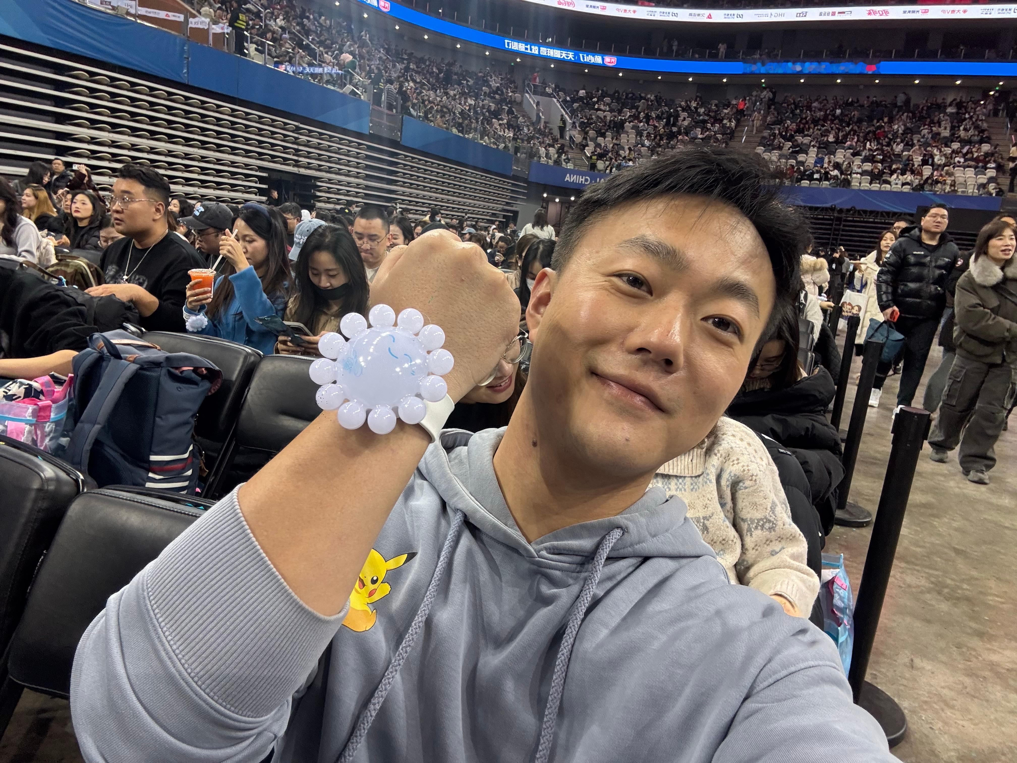 「艾拉主意」上海变大场，荧光手环也包装升级，变成了厚的软塑胶，可以回收再用，还备