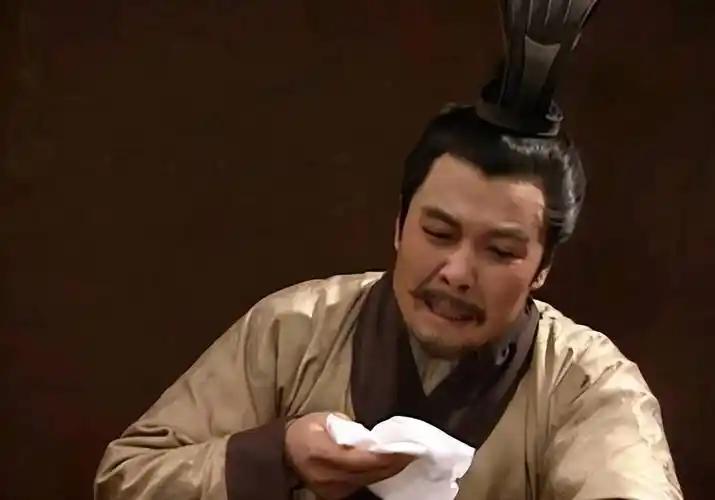 223年，白帝城永安宫。刘备躺在床上，连坐都坐不稳了。他把诸葛亮从成都紧急召来，