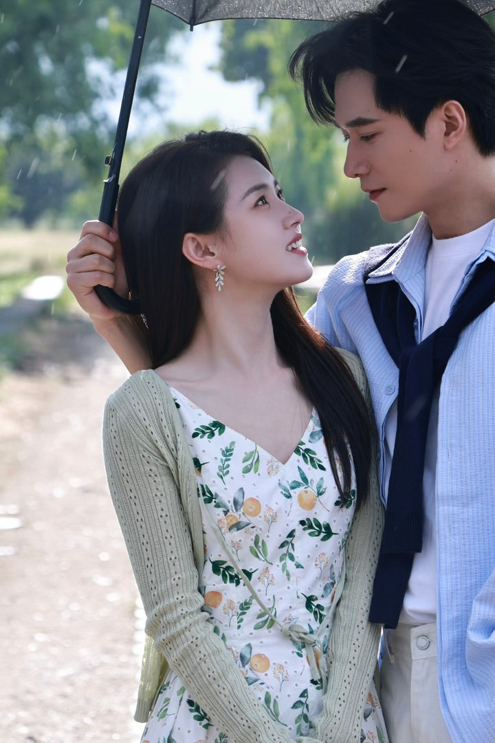 郭宇欣《好雨知时节》最新物料柑橘印花裙+薄荷绿开衫，好美好清新和王皓祯眼神拉丝c