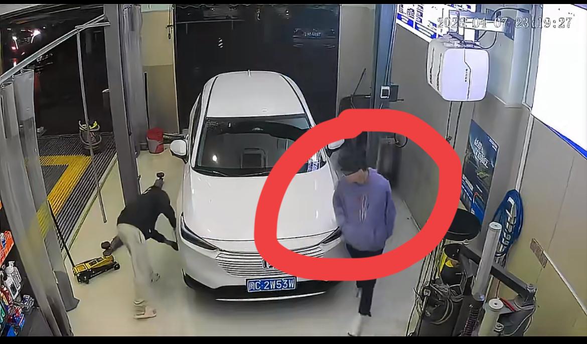 真是个犟种，60 块钱给他补个胎，小仙男还价 50，大晚上的老板不同意，小仙男宁