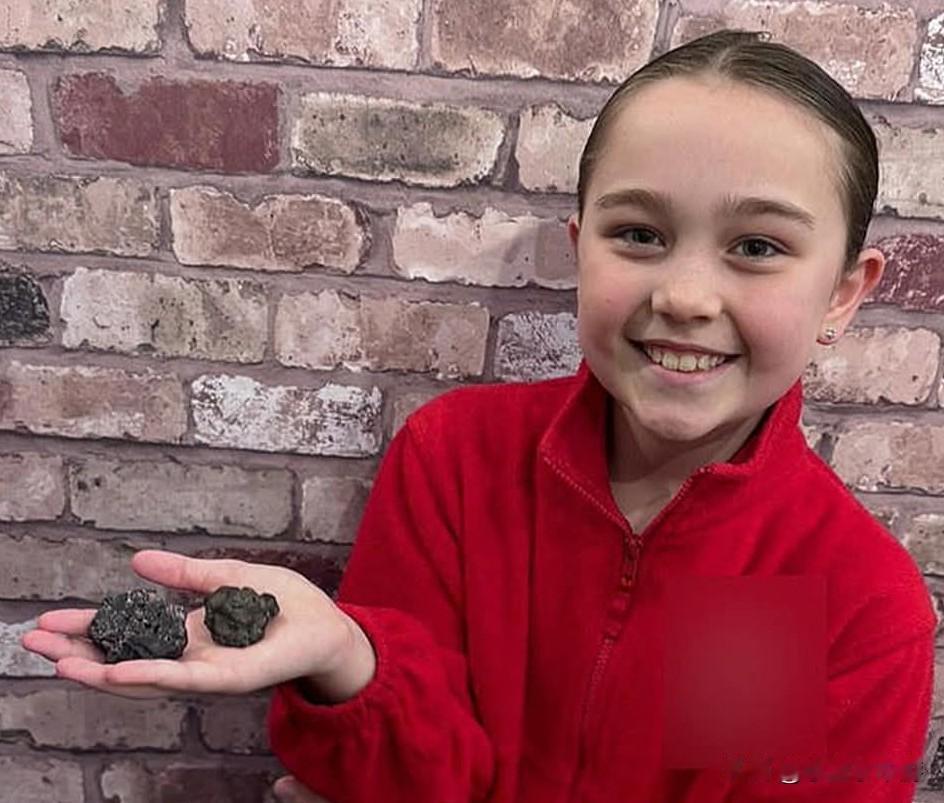 威尔士9岁女孩海边散步 捡到45亿年“外星陨石”
 
据外媒报道，英国威尔士上演