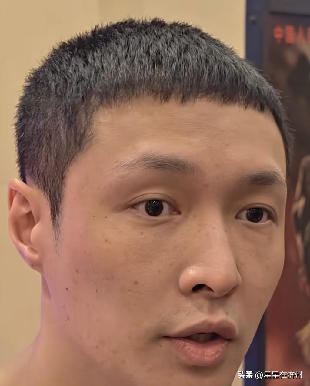 看到张艺兴的素颜，
我同事们瞬间自信了，
原来明星也只是普通人，
不化妆的时候…