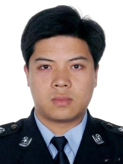 车管所副所长，42岁，上班时候人没了。没出警，没追逃，就是办着办着业务，倒在了窗