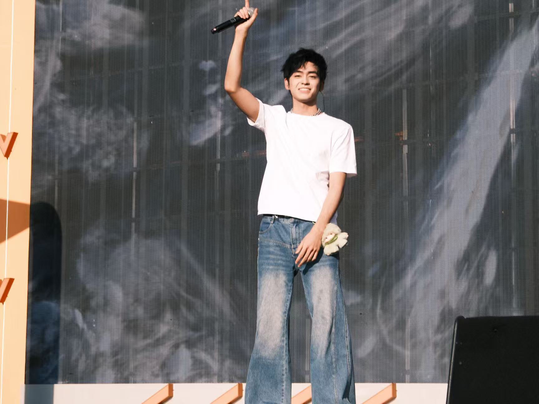 华晨宇带芒果音综六强跨年华晨宇带着 声鸣远扬六强选手上湖南跨年晚会啦！！大家的状